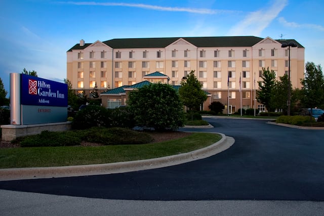 Hotel Exterior front drive