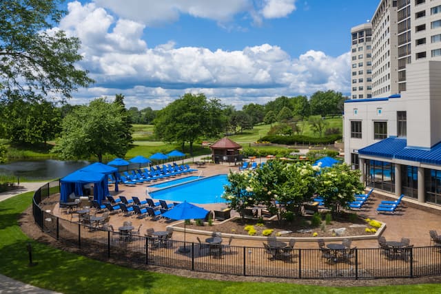 带座位区的户外泳池