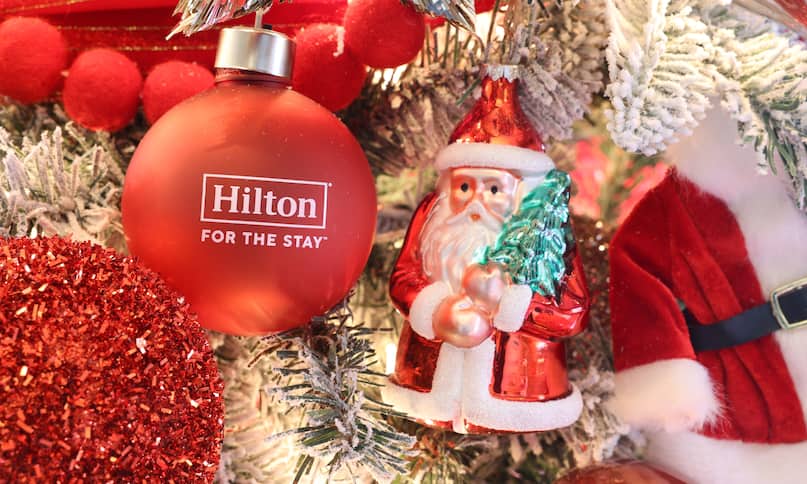 Weihnachtsbaum mit Baubären der Marke Hilton, früherer Übergang