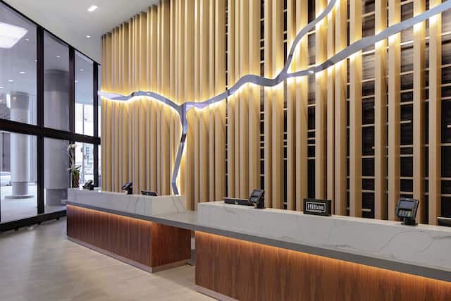 ヒルトン・グランド・バケーションズのロビーとフロントデスク