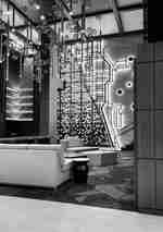 Sala de estar del lobby con decoraciones brillantes