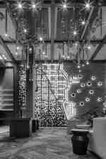 Elegante decoración en el área del lobby