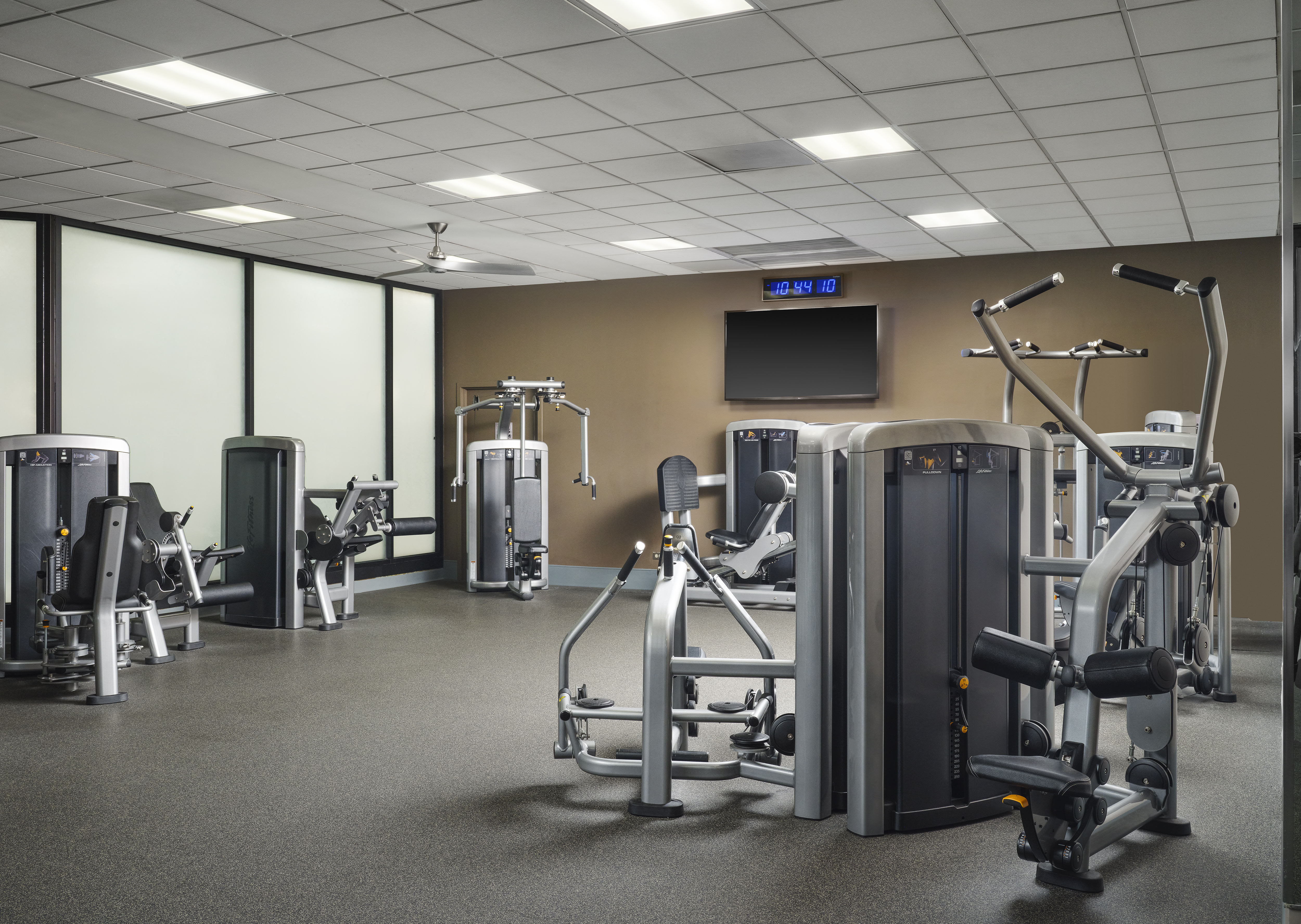 Fitness center with resistance machines