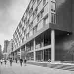 Außenansicht des Hotels am Wasser