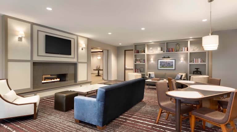 带桌椅和壁炉的休息区