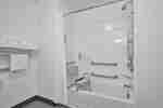 Bagno attrezzato per ospiti con disabilità dotato di vasca