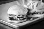 Käseburger und Pommes Frites im Garden Grille and Bar
