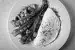 Omelette, Speck und Kartoffeln auf dem Teller im Garden Grille & Bar