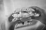 Frau mit Sandwich und Gartengrill und Bar