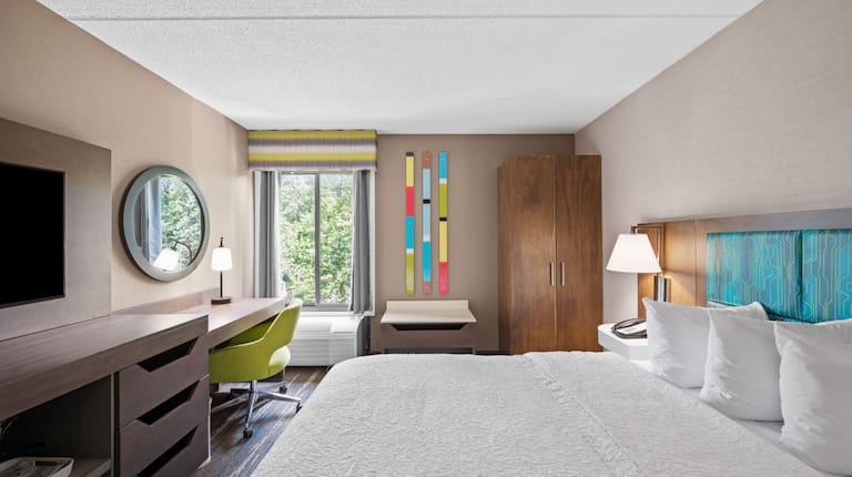 guest room, 1 queen bed, work desk