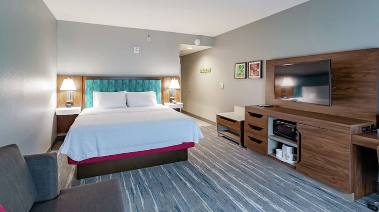 Guest Room with King Bed, Television and Amenities
