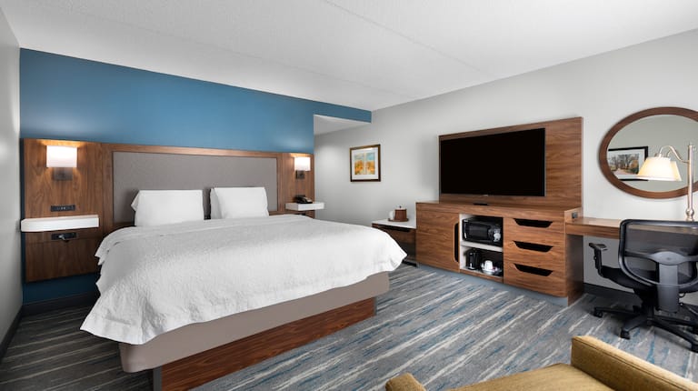 guest room, 1 king bed, tv, work desk, chair