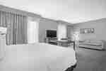 Suite mit Kingsize-Bett, Schreibtisch und Loungebereich