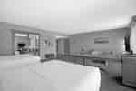 Suite mit zwei Queensize-Betten, Schreibtisch und Loungebereich