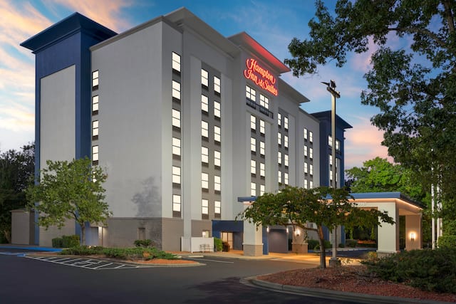 Night View of Hampton Inn and Suites Hotel Exterior