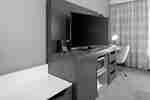 Zimmerfernsehen, Mikrowelle und Schreibtisch