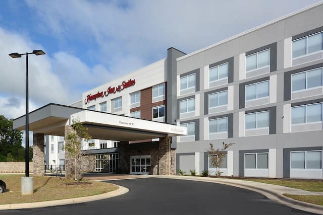 Hampton Inn and Suites Hotel Exterior