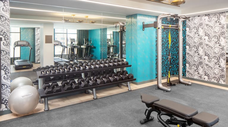 Fitness center with weightbench and free weights