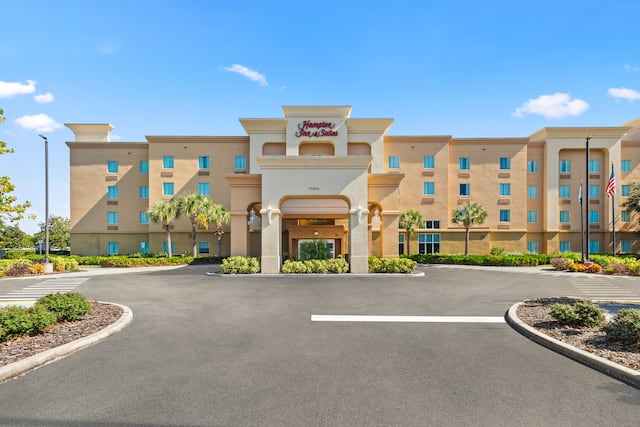 daytime exterior showing building