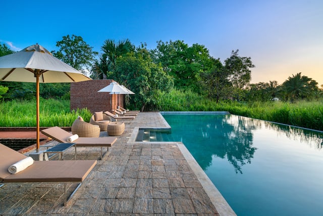 Kolam renang luar ruangan