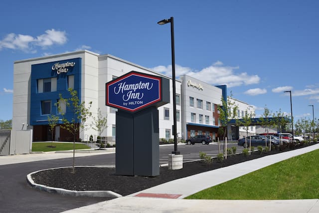 Hampton Inn Hotel Exterior