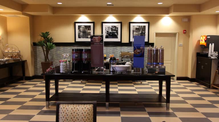 Lobby Breakfast Area - Buffet