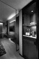 Koffiezetapparaat en water in een kamer met hdtv