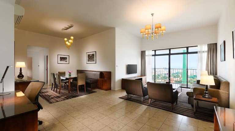 Loungebereich des Zimmers, Fensterblick auf die Stadt