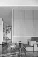 Lobby sedačka se stoly a židlemi