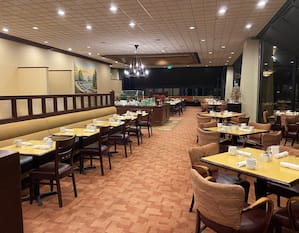 Área del restaurante con mesas y sillas