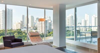 king bedroom with views of city