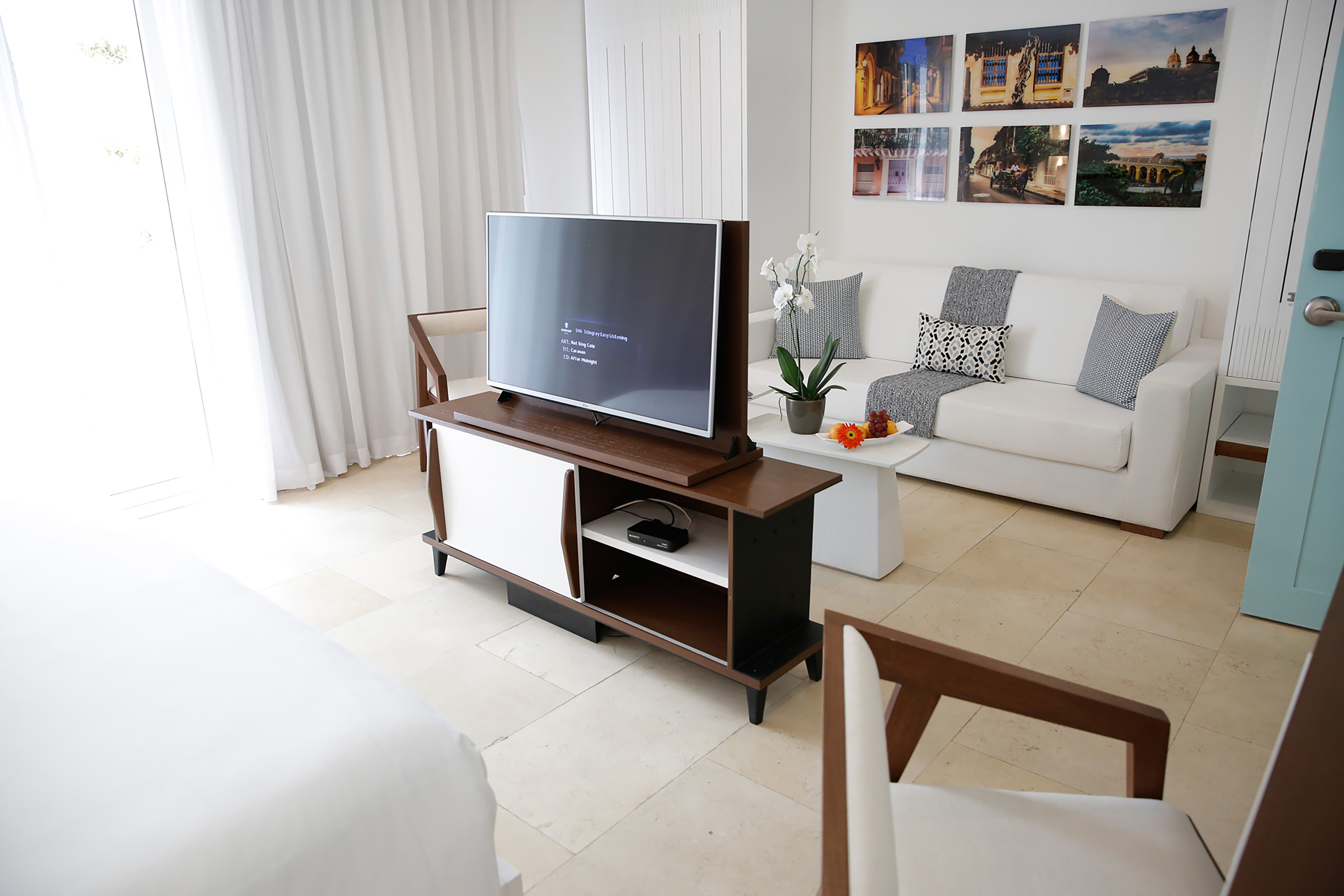 Suite Junior con cama King, televisor de alta definición y área de lounge