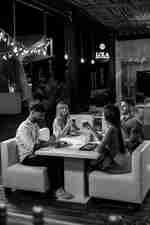 一群朋友在露台上烤肉