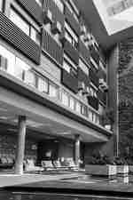 Venkovní prostor s židličkami a stoly