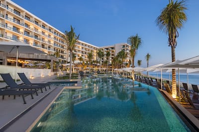 Şezlonglu Açık Havuz