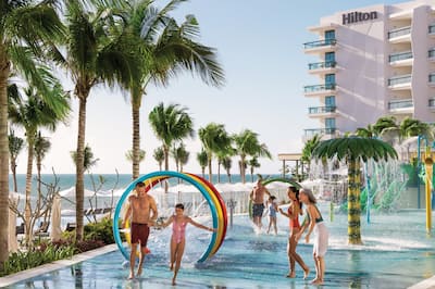 Les familles apprécient le parc aquatique