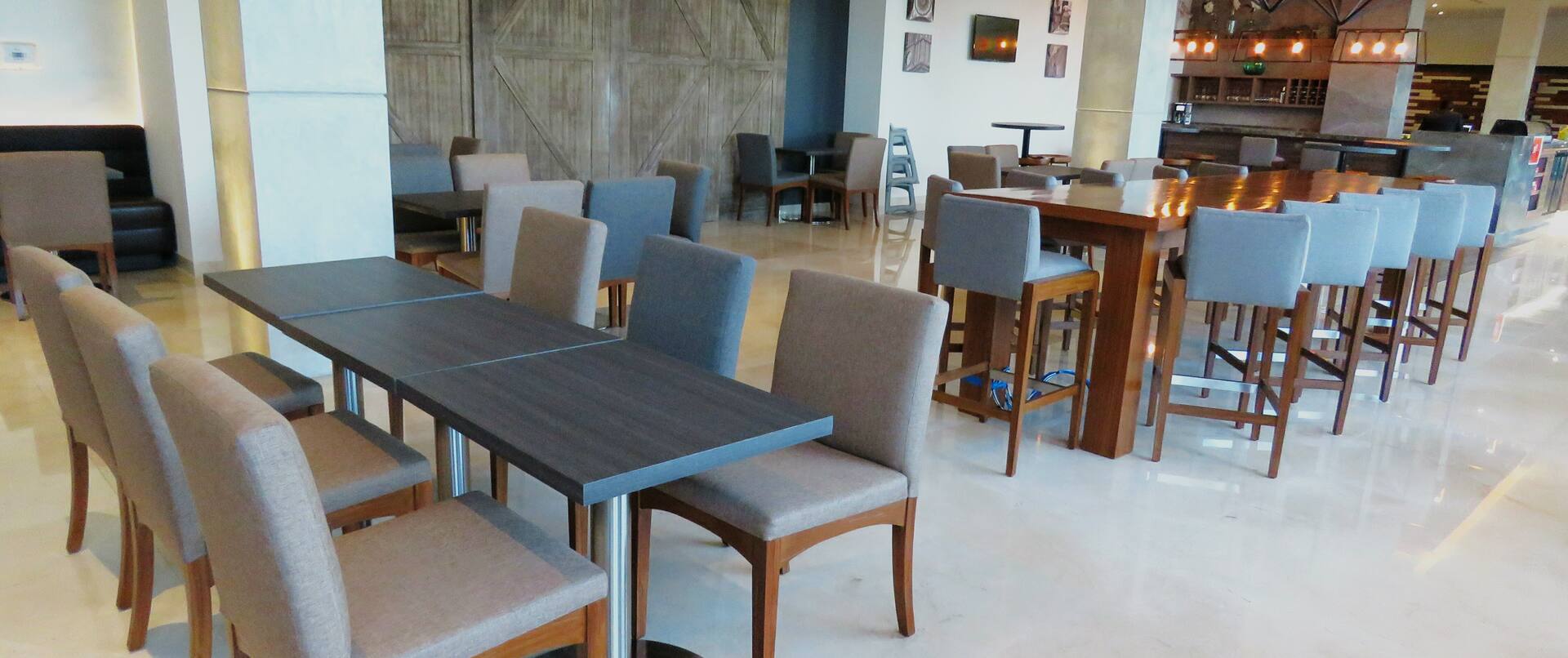 Área de comedor para desayuno con mesas y sillas