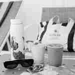 「ブラインド・タートル・レストラン」のテーブルに飾られたスムージー、サングラス、雑誌