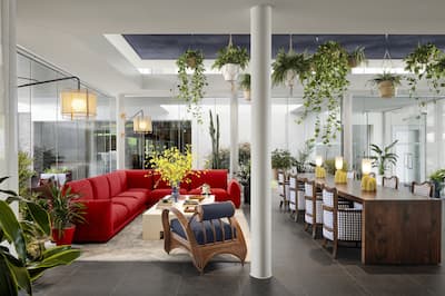 Sitzbereich in der Lobby mit großem rotem Sofa