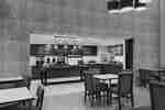 Espace petit déjeuner avec table, chaises et postes de restauration