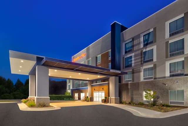 Hampton Inn Danville hotel exterior