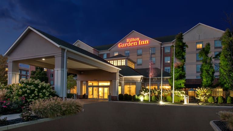 Hilton Garden Inn Dayton/Beavercreek hotel exterior at night