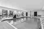 zonă piscină interioară cu scaune