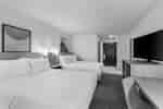camera con letti queen size e TV