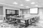 Meetingraum mit Tischanordnung in U-Form