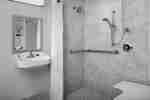 Bagno attrezzato per ospiti con disabilità con doccia ad accesso facilitato