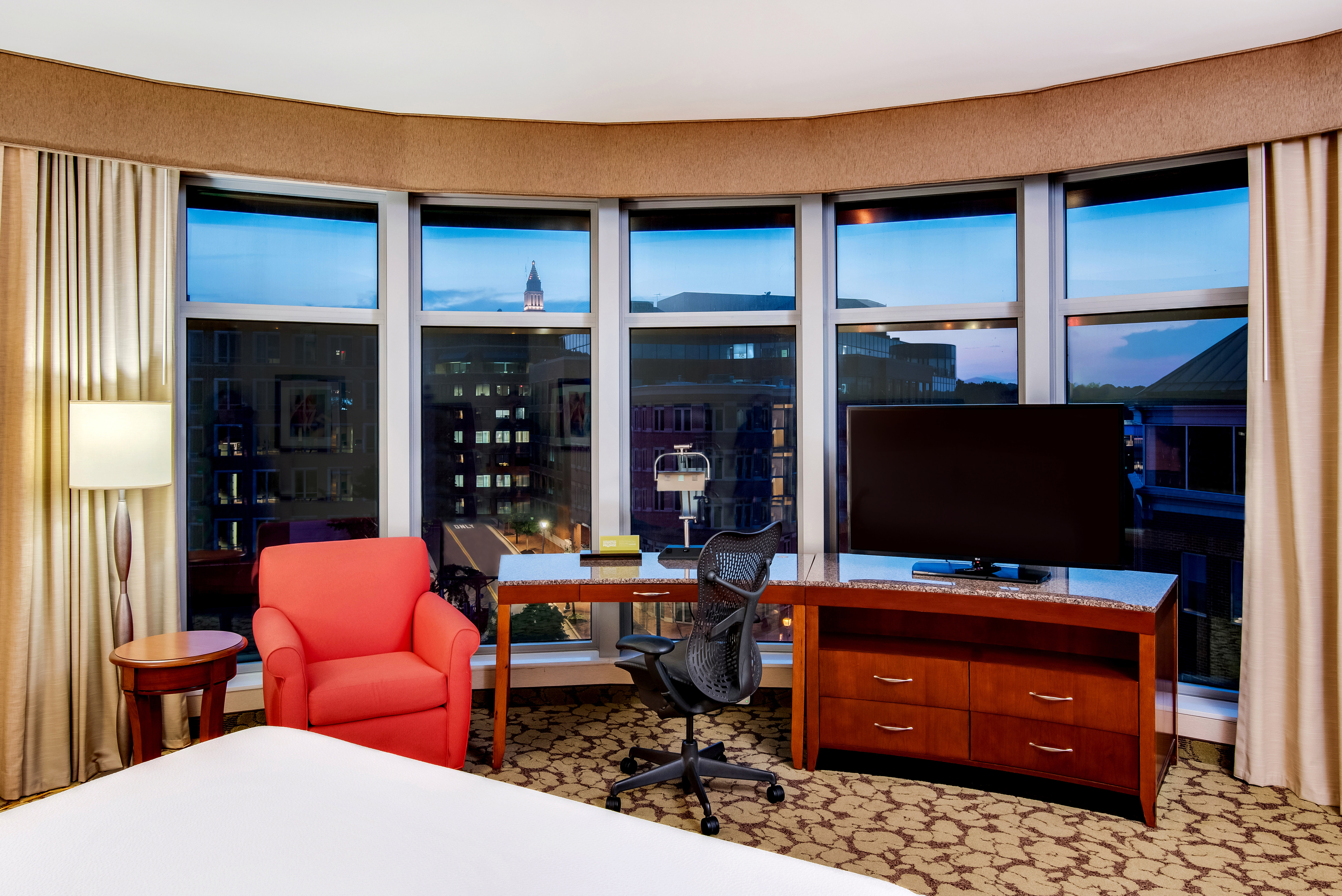 guest room, work desk, tv, window view of the city