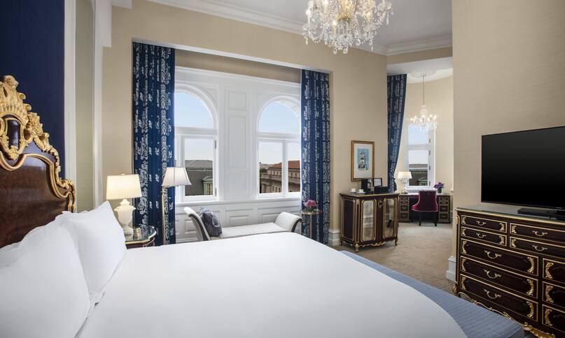 Grand King Room with One King Bed, tv and seating