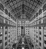 Tampilan atrium dengan bendera