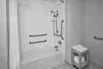 Bagno attrezzato per ospiti con disabilità dotato di vasca